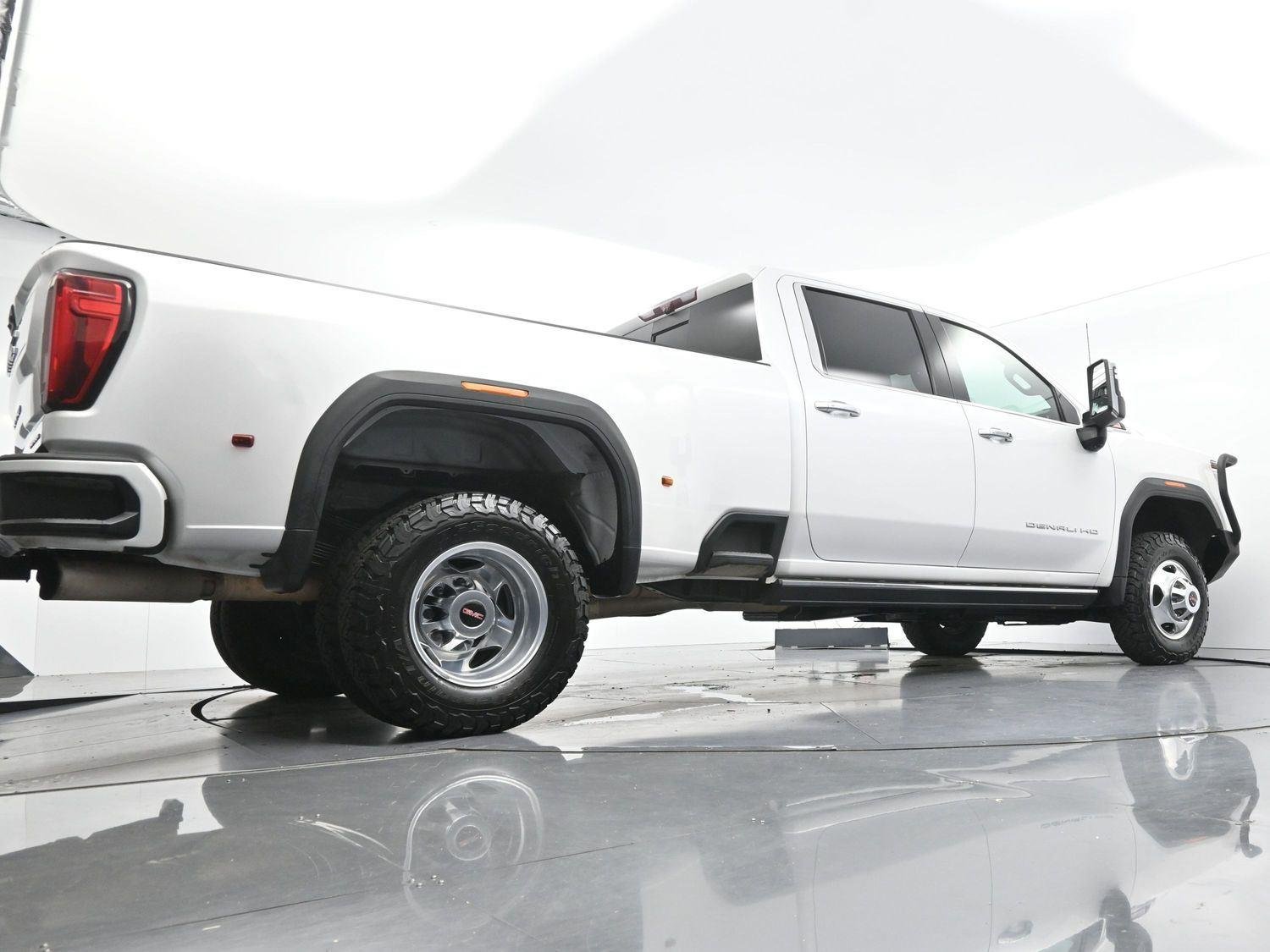 Used 2022 White Frost Tricoat GMC Denali image 54
