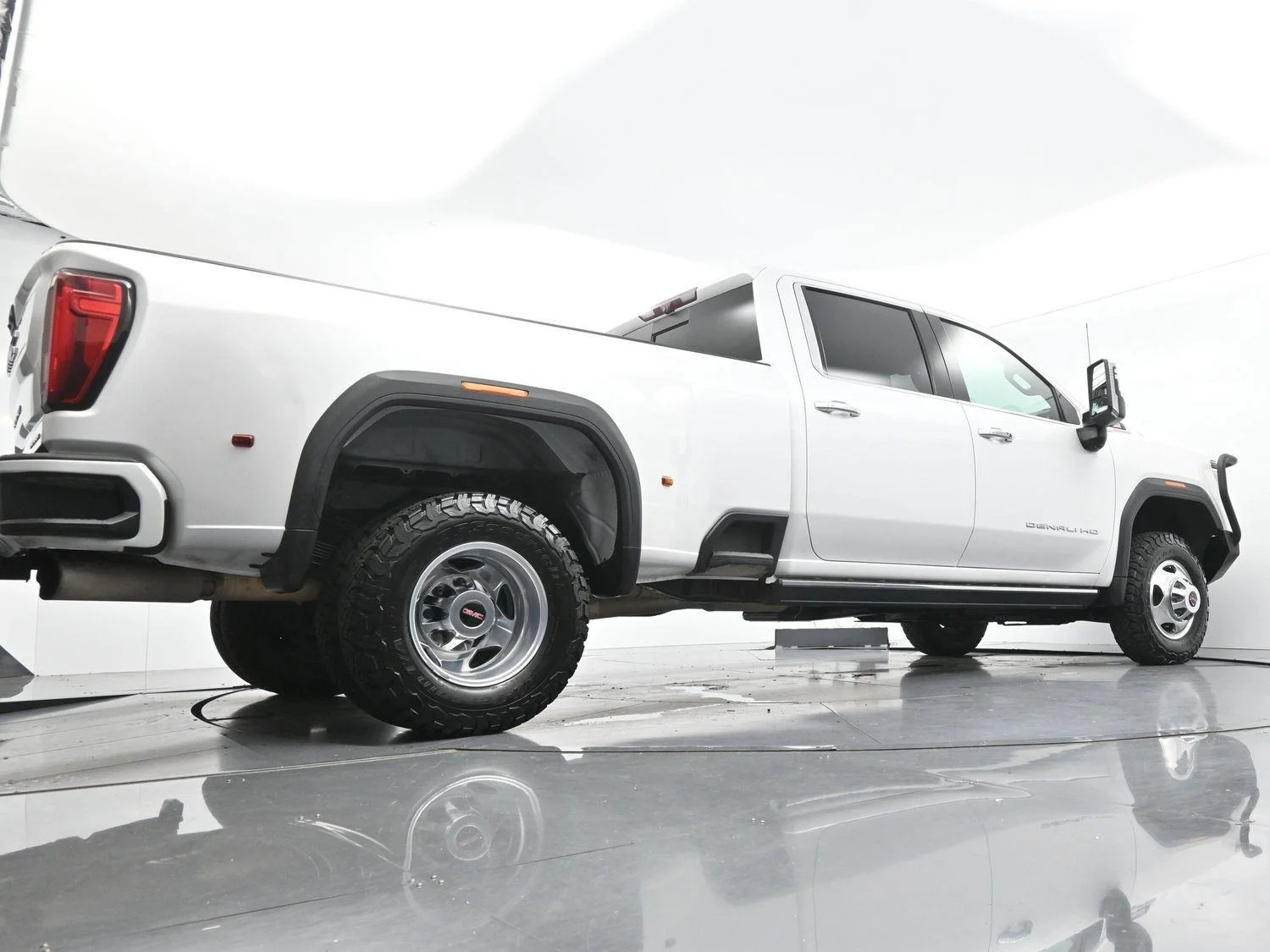 Used 2022 White Frost Tricoat GMC Denali image 54