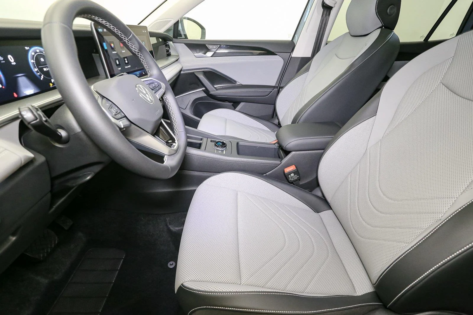 New 2026 Platinum Gray Metallic Volkswagen SE image 25