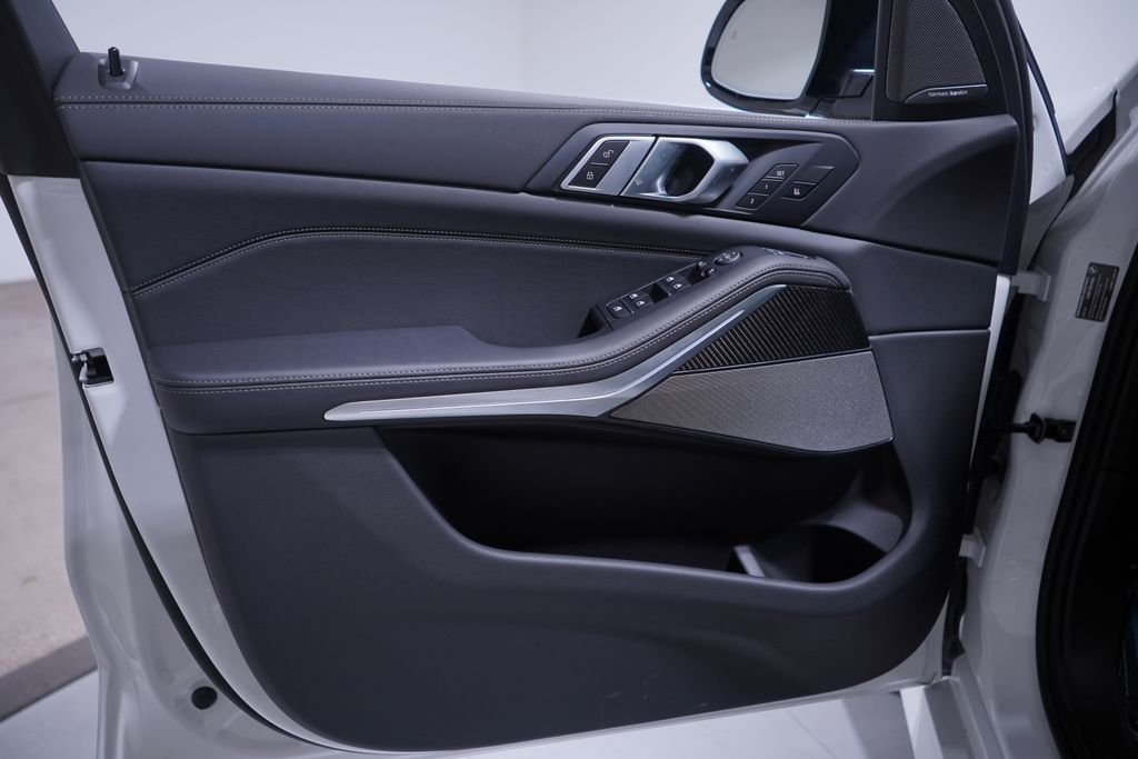 2026 BMW X5 M60i - Photo 10