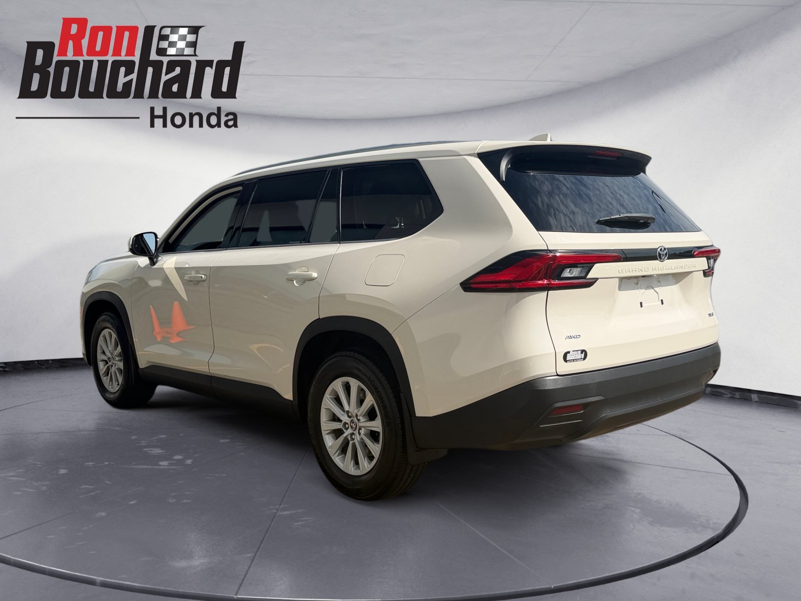 Used 2024 Cream Toyota XLE image 4