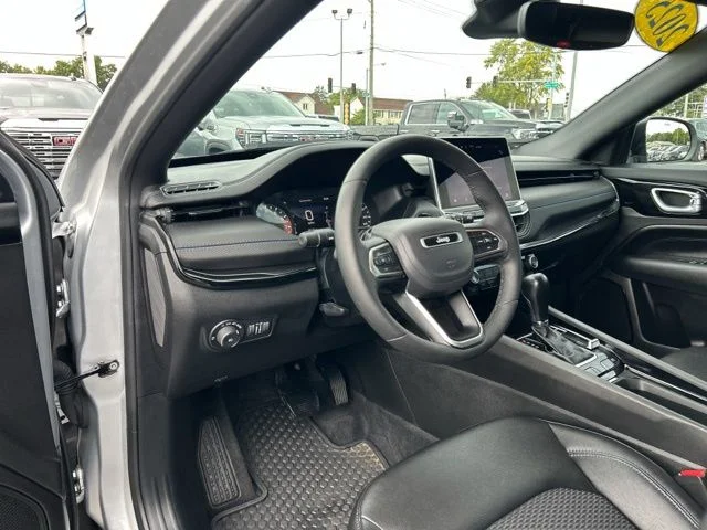 Used 2025 Silver Jeep Latitude image 29