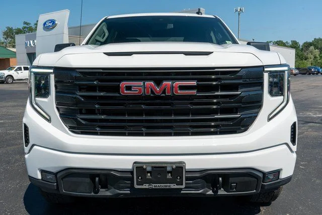 Used 2025 White GMC Elevation image 3