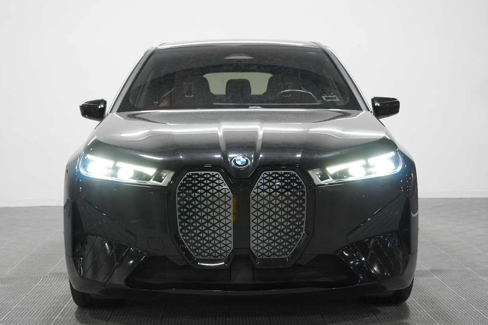 Certified Used 2023 Black Sapphire Metallic BMW M60 image 2