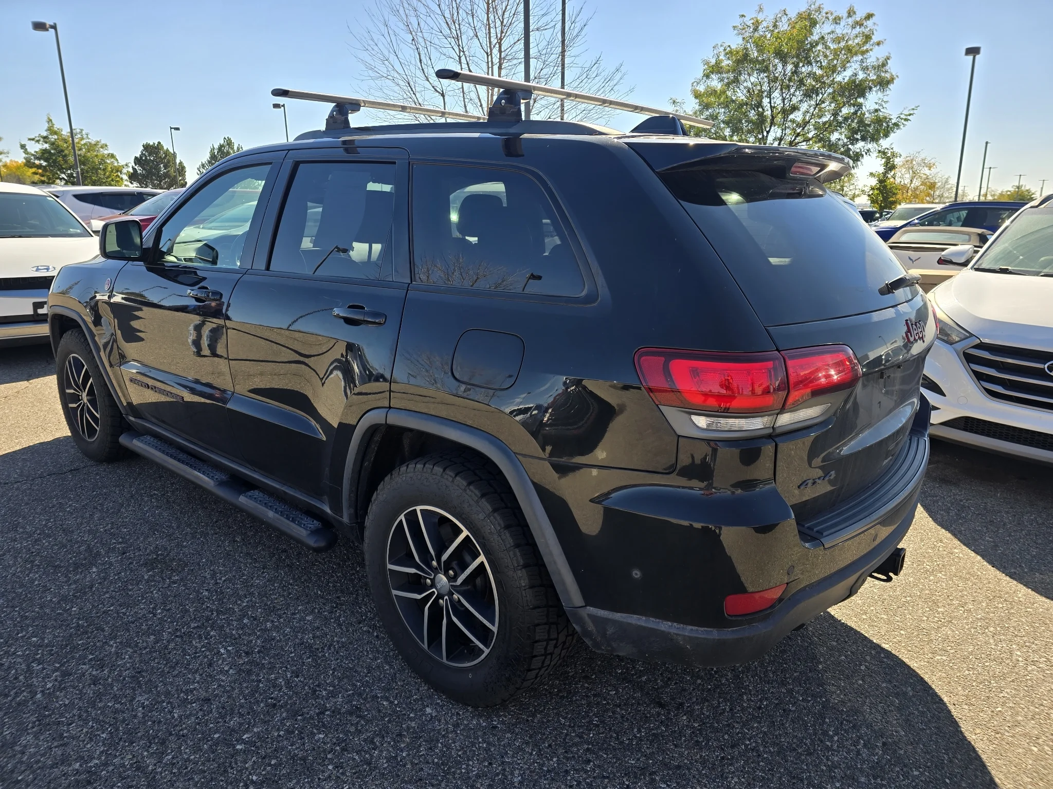 Used 2018 Diamond Black Crystal Pearlcoat Jeep Trailhawk image 3