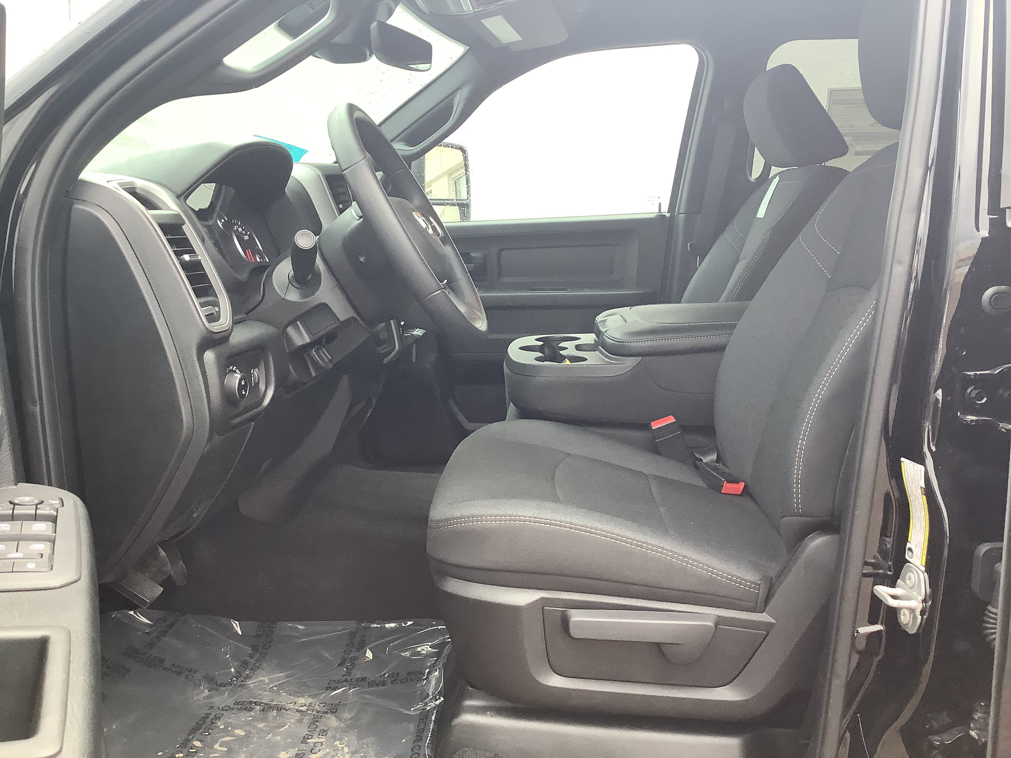 New 2026 Diamond Black Crystal Pearl-Coat Exterior Paint RAM Tradesman image 10