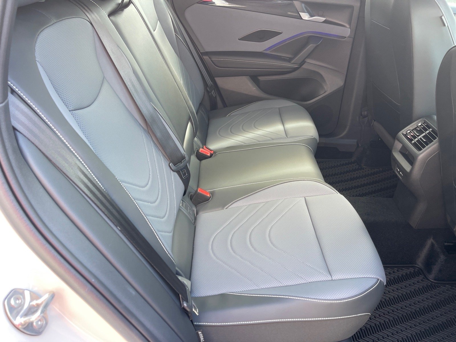 New 2026 Sandstone 6u6u Volkswagen SE R-Line Black image 17