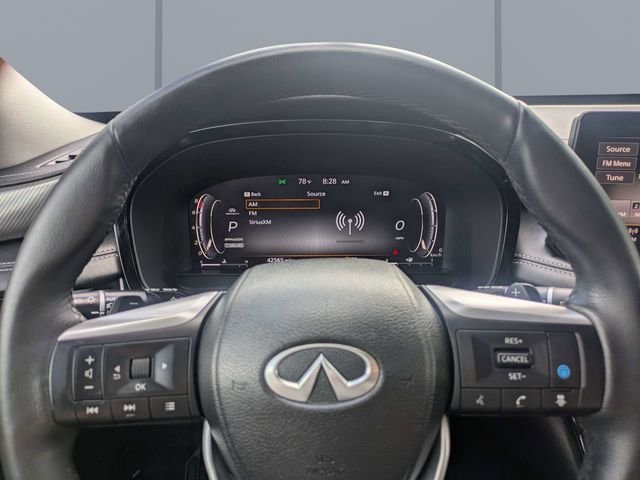 Used 2023 White INFINITI LUXE image 30