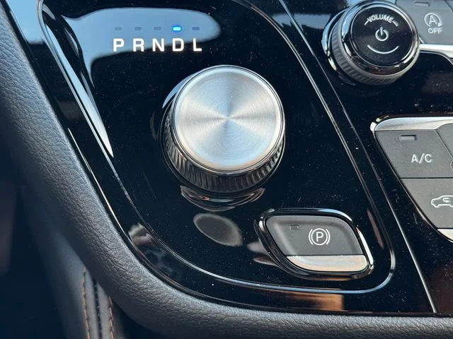 New 2026 Diamond Black Crystal Pearl-Coat Exterior Paint Chrysler Pinnacle image 38