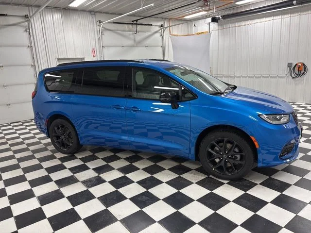 New 2026 Hydro Blue Pearl-Coat Exterior Paint Chrysler Select image 3