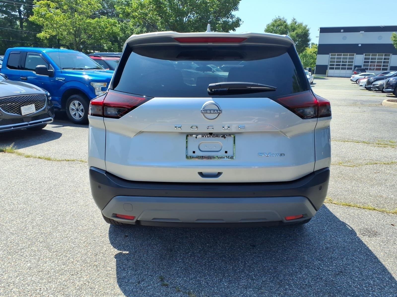 Used 2023  NISSAN SV image 7