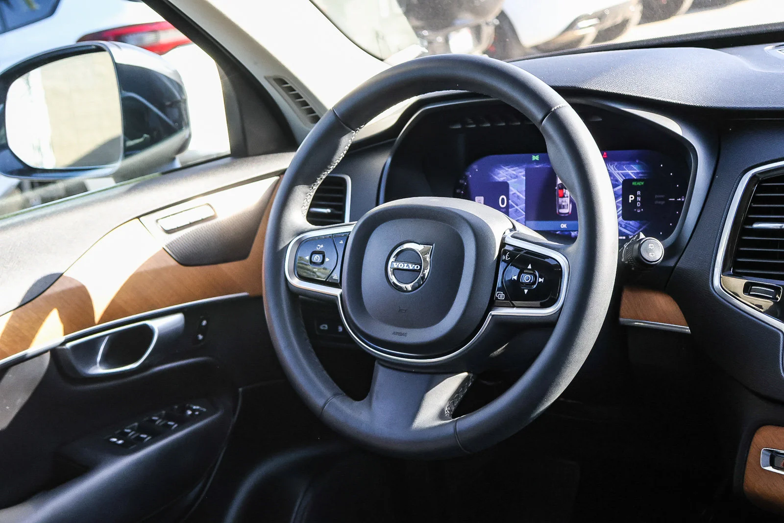 Used 2024  Volvo T8 Plus 6 Passenger image 22