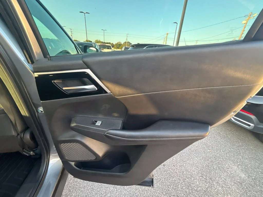 Used 2022 Silver Mitsubishi SE image 19