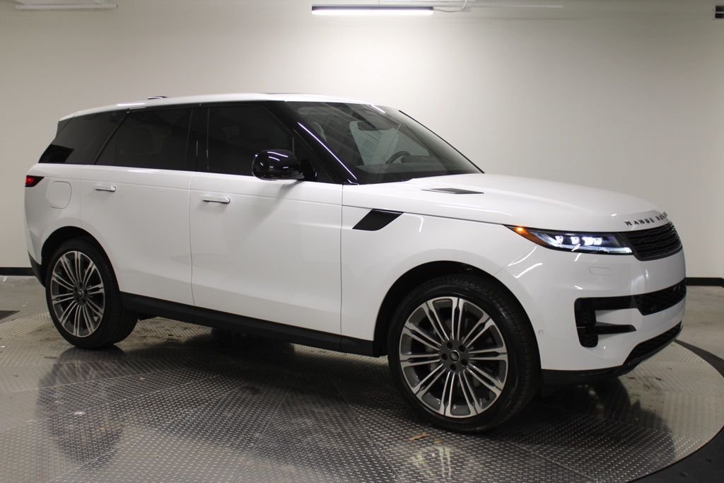 Used 2024  Land Rover SE image 9