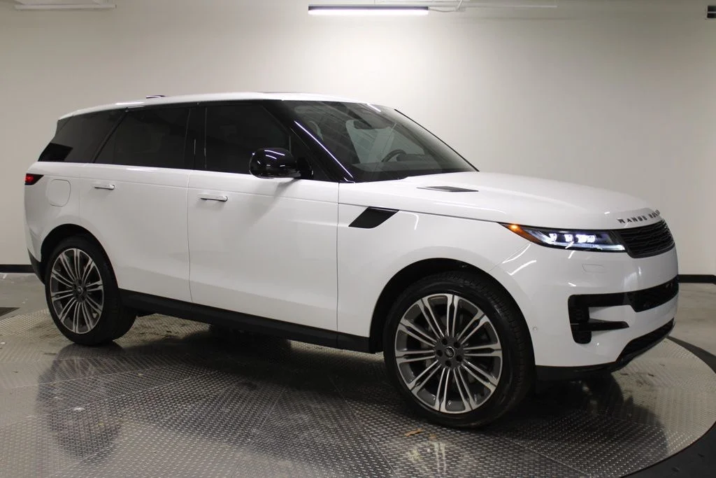 Used 2024 White Land Rover SE image 9