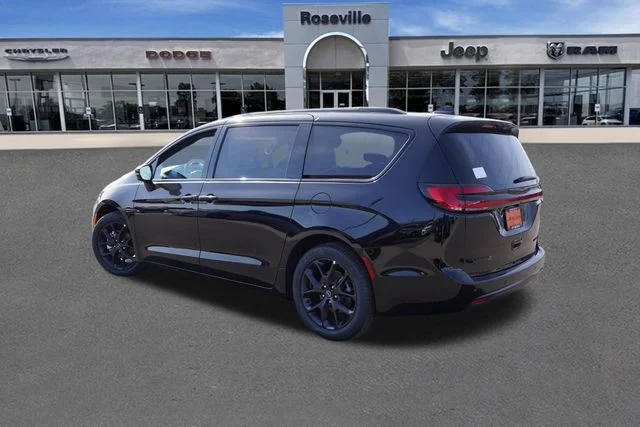 New 2026 Diamond Black Crystal Pearl-Coat Exterior Paint Chrysler Limited image 6