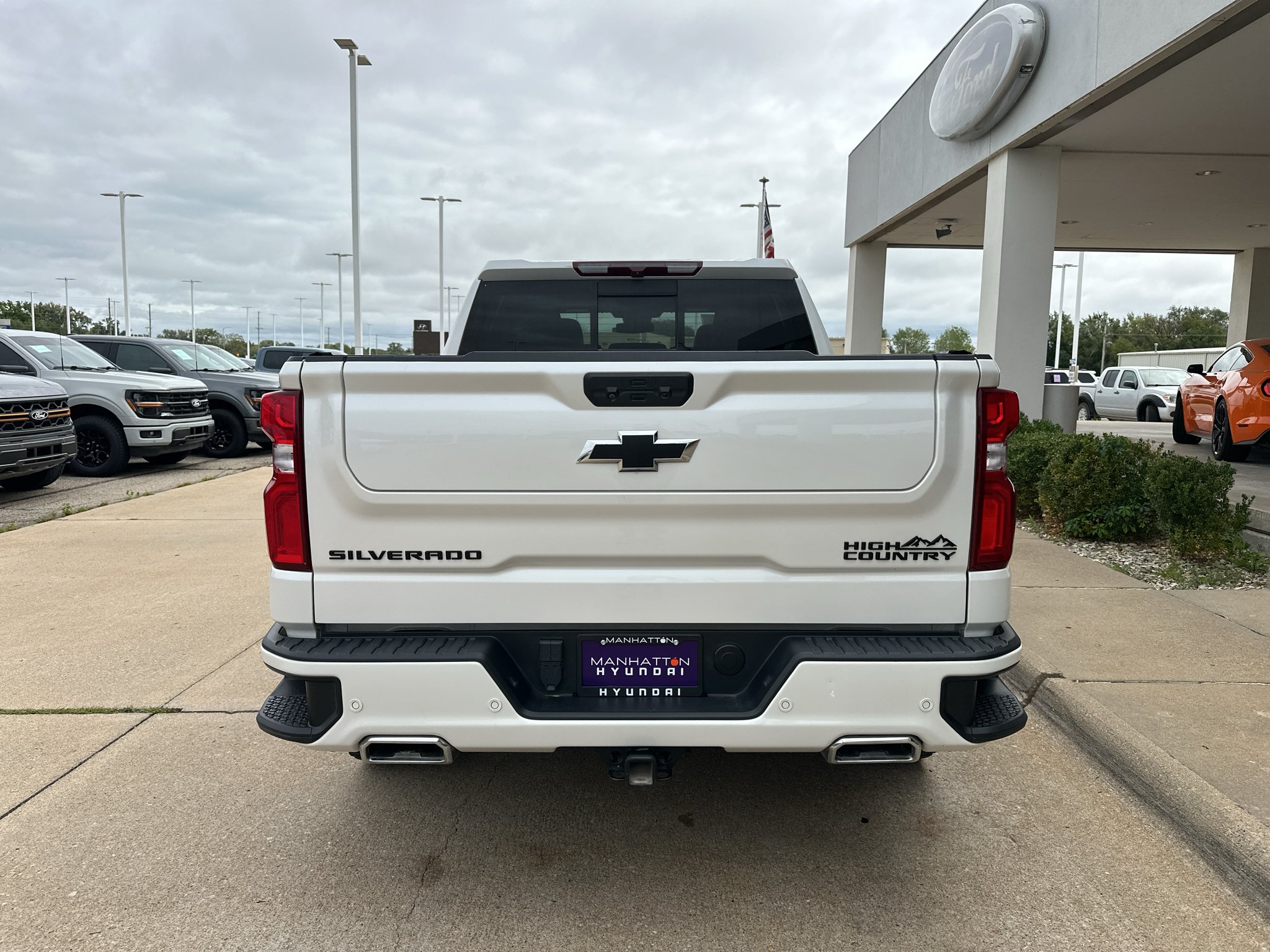 Used 2022 Iridescent Pearl Tricoat Chevrolet High Country image 17