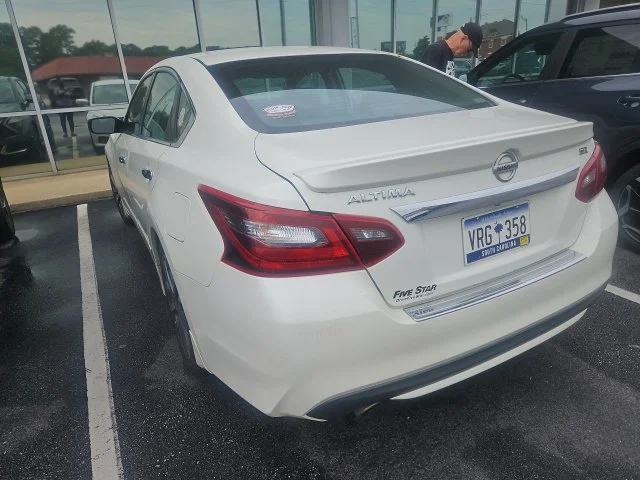 Used 2017 White Nissan 2.5 SR image 3