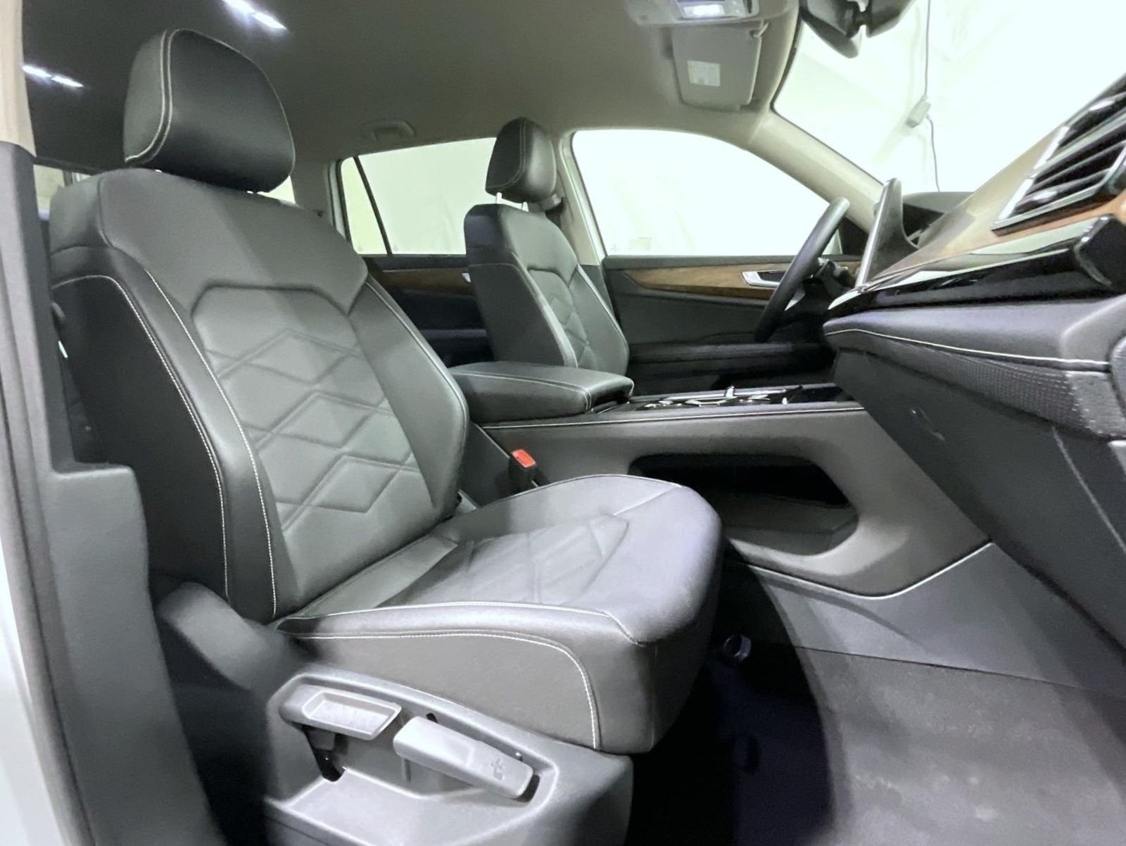 2025 Volkswagen Atlas SE w/Tech - Photo 16