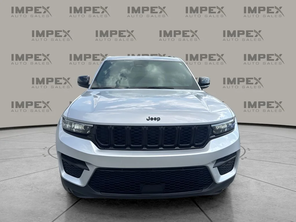 Used 2024 Silver Jeep Altitude X image 8