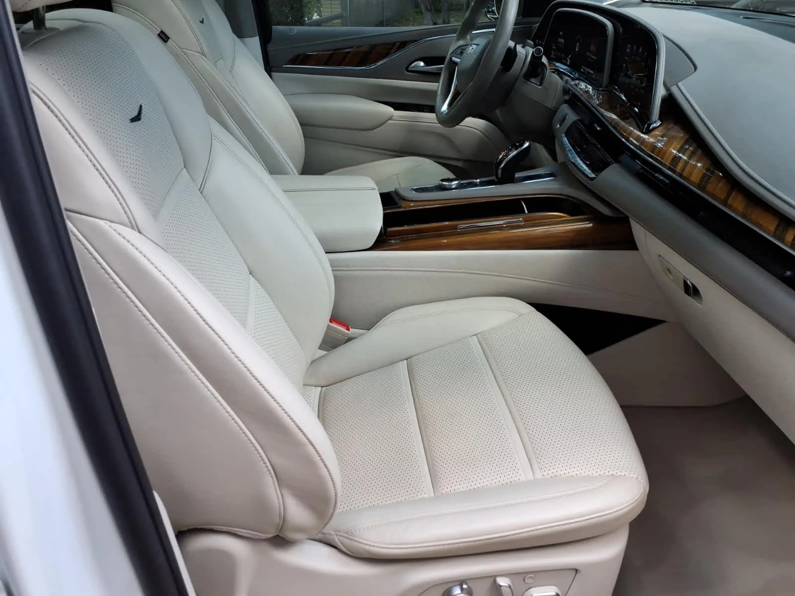 Certified Used 2024 Crystal White Tricoat Cadillac Sport Platinum image 16