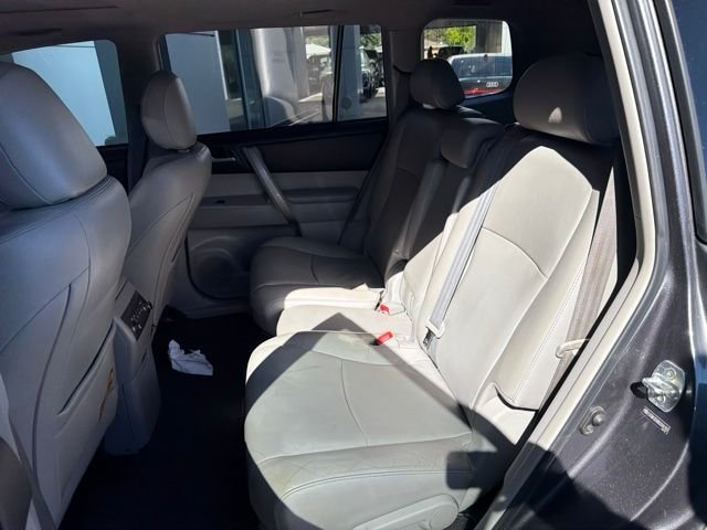 Used 2013 Gray Toyota SE image 12