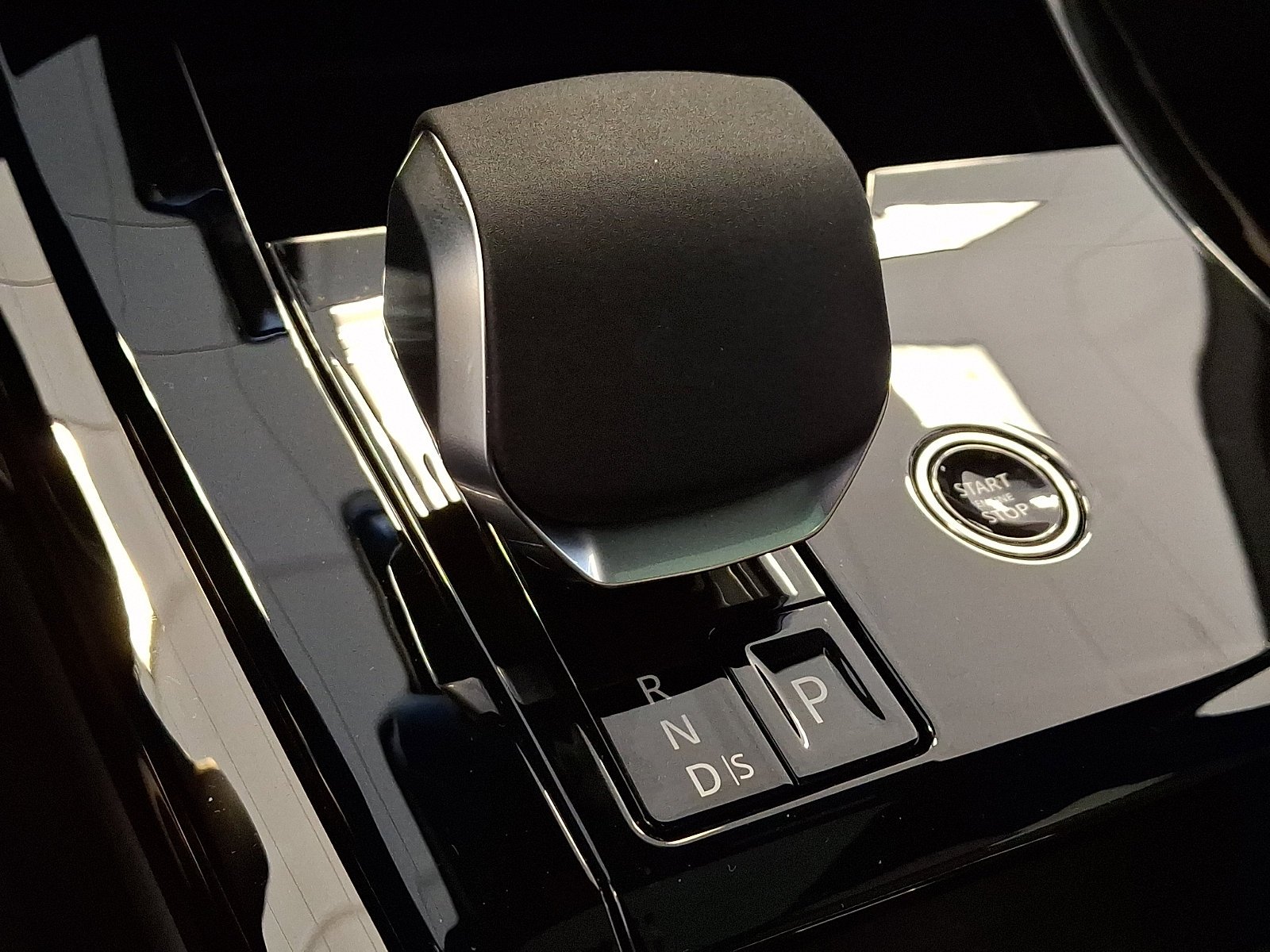 New 2026 Giola Green Land Rover Dynamic SE image 10