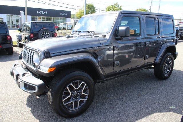 Used 2025 Gray Jeep Sahara image 2