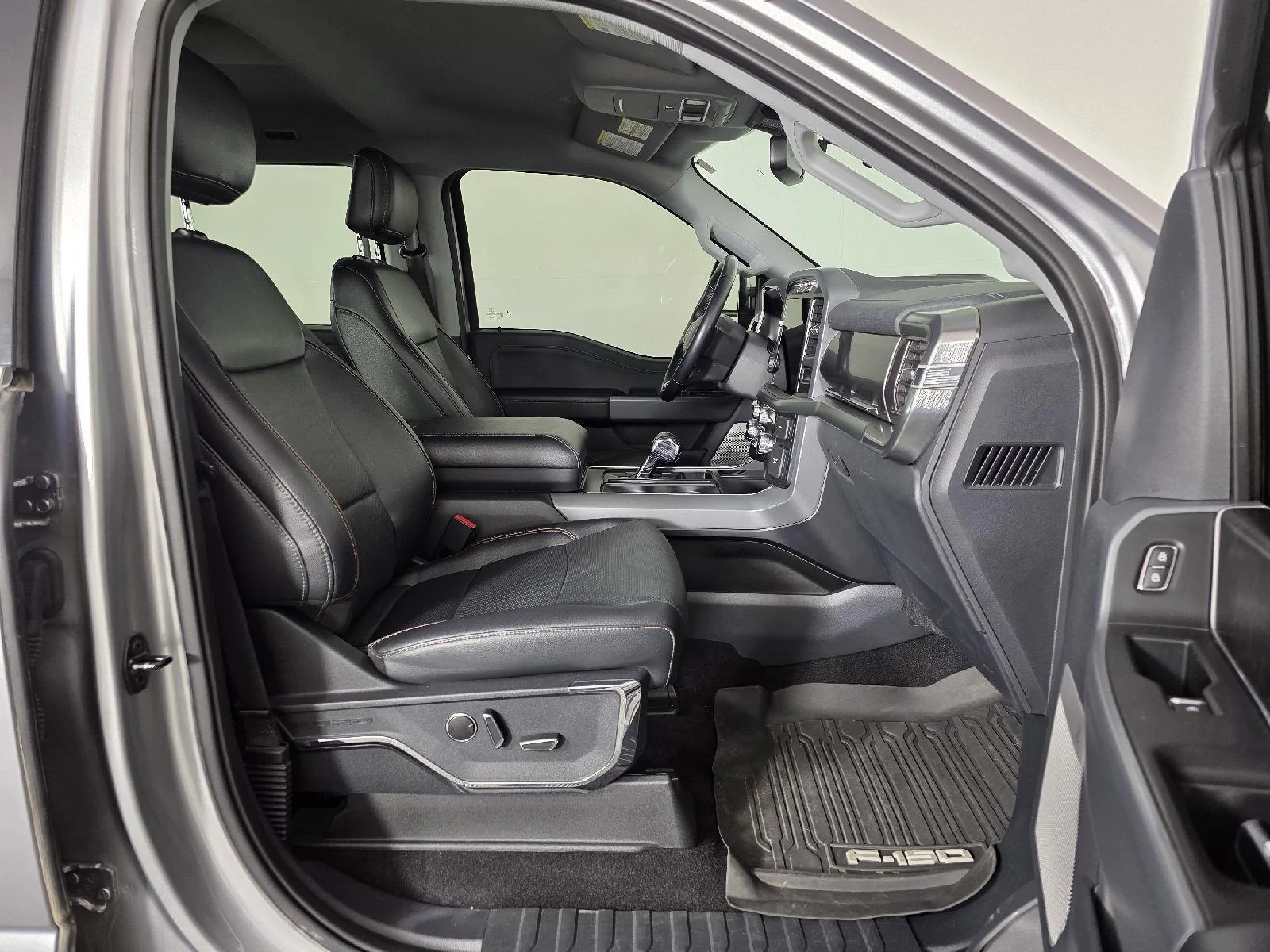 Used 2022  Ford LARIAT image 23