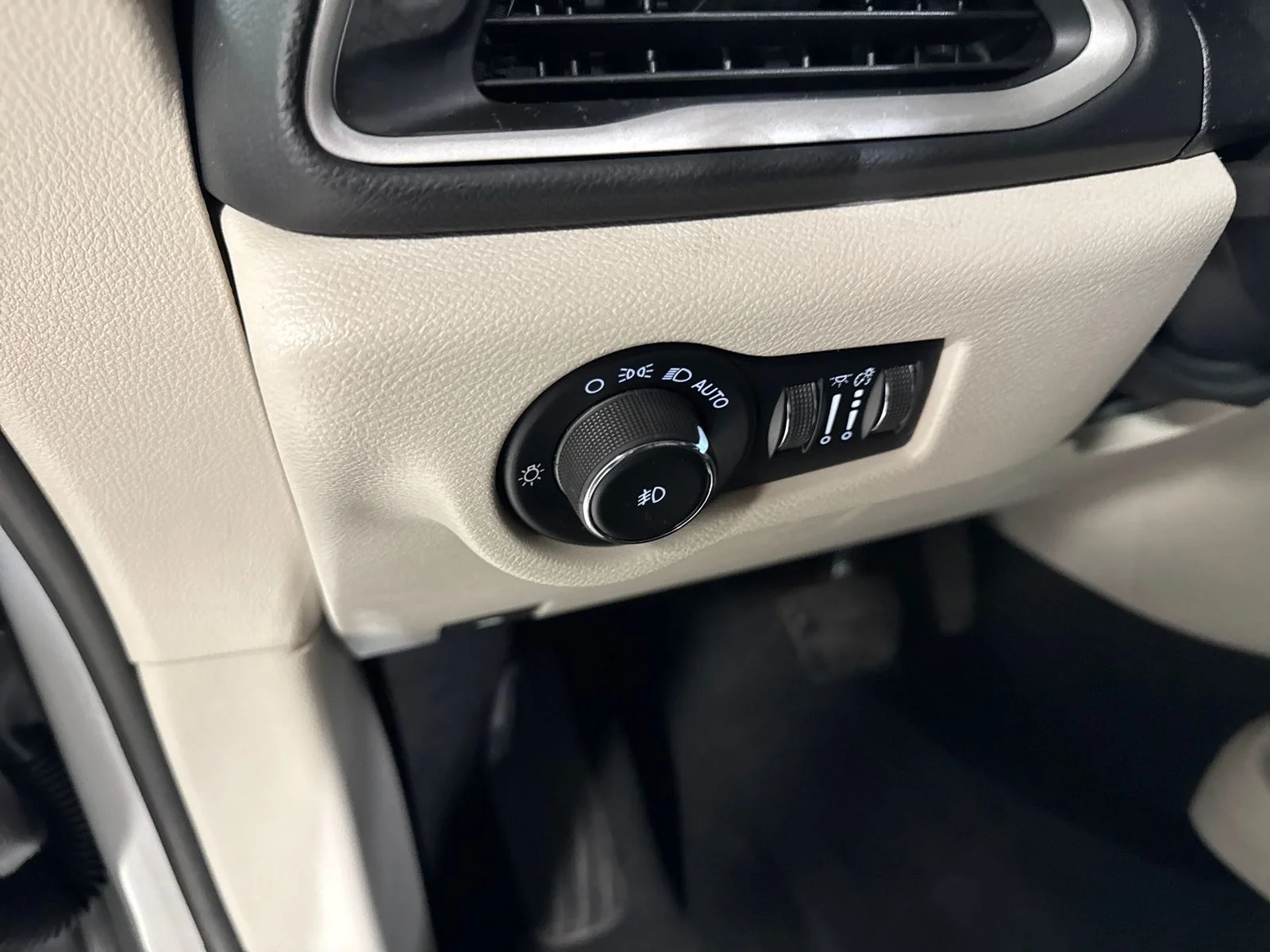 Used 2023 Silver Mist Clearcoat Chrysler Touring L image 18