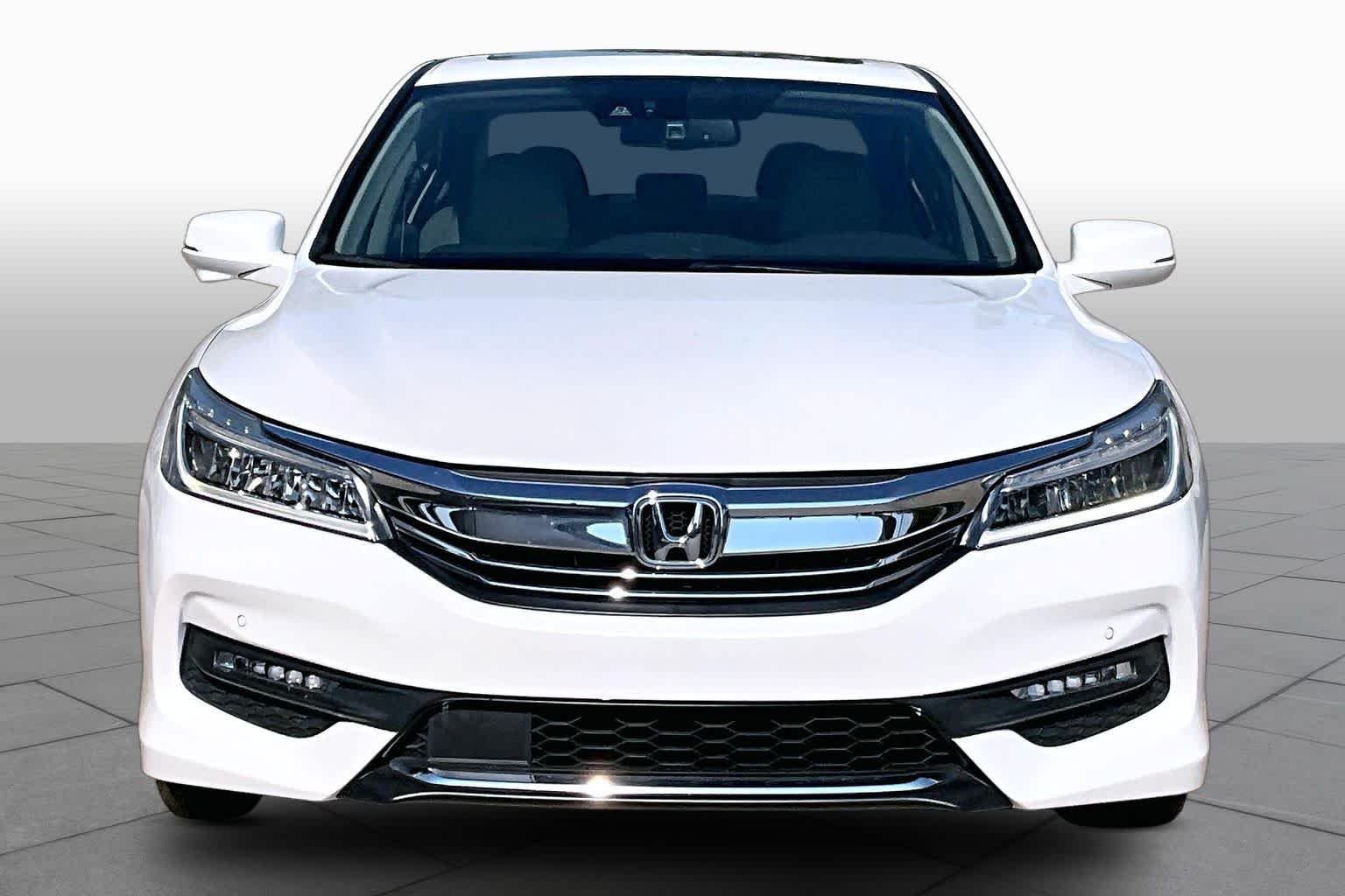 Used 2017 White Orchid Pearl Honda Touring image 4