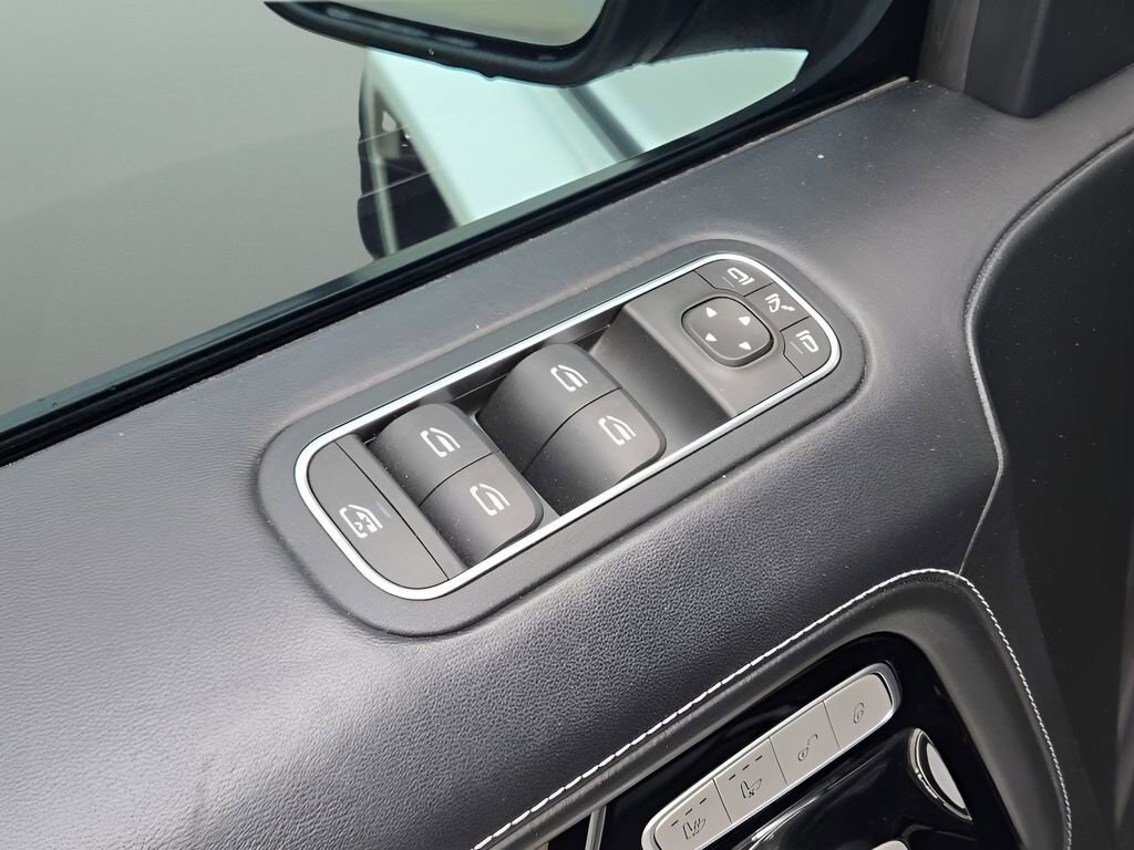 Used 2020 White Mercedes-Benz 4MATIC® image 23