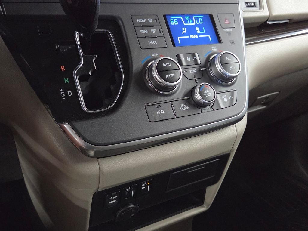 Used 2017  Toyota XLE image 26