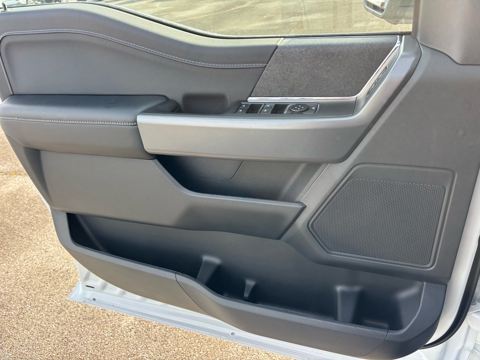 New 2026 Oxford White Ford XLT image 7