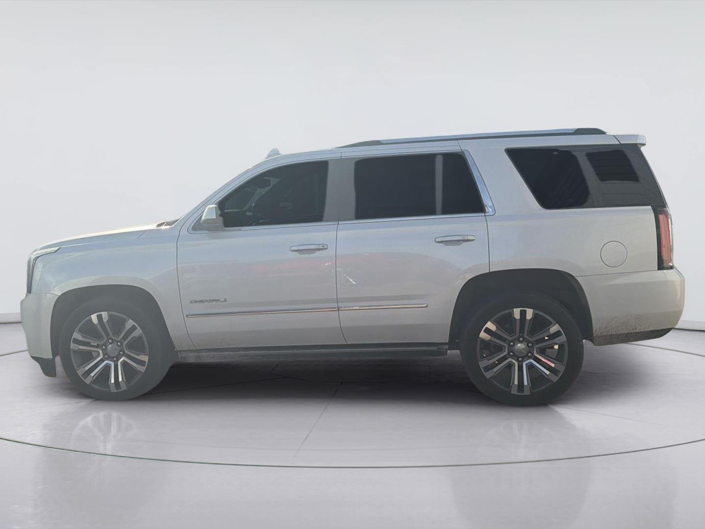 Used 2019 White Frost Tricoat GMC Denali image 3