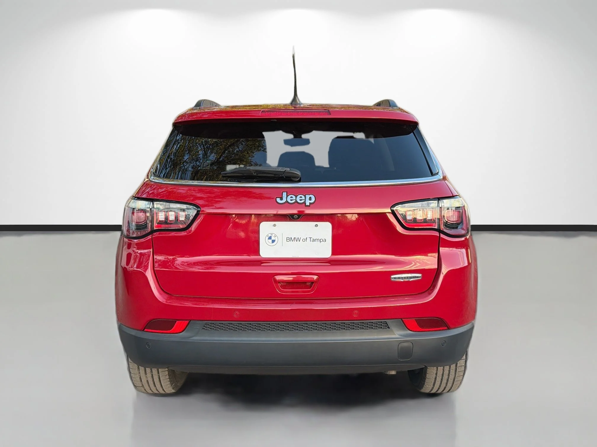 Used 2018 Redline Pearlcoat Jeep Latitude image 4
