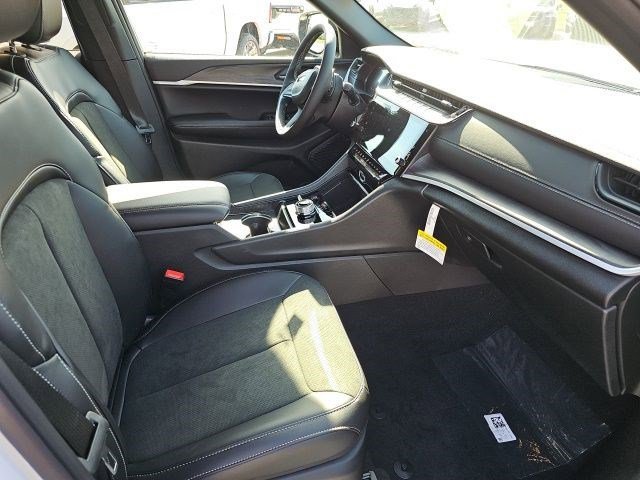 New 2026 Bright White Clearcoat Jeep Laredo Altitude image 9