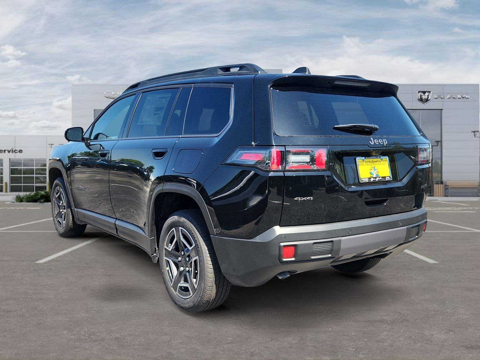 New 2026 Diamond Black Crystal Pearl-Coat Exterior Paint Jeep Limited image 3