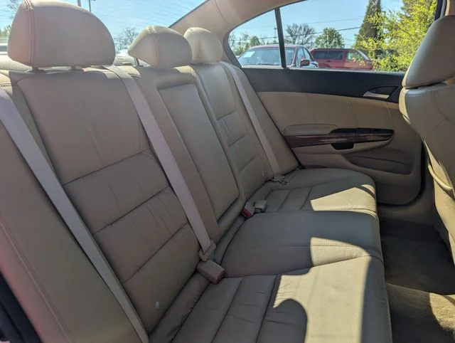 Used 2011 White Honda EX-L image 19