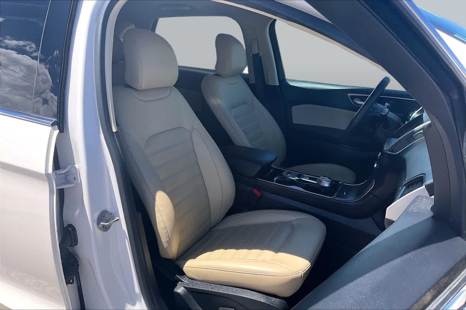 Used 2019 White Platinum Metallic Tri-Coat Ford SEL image 9