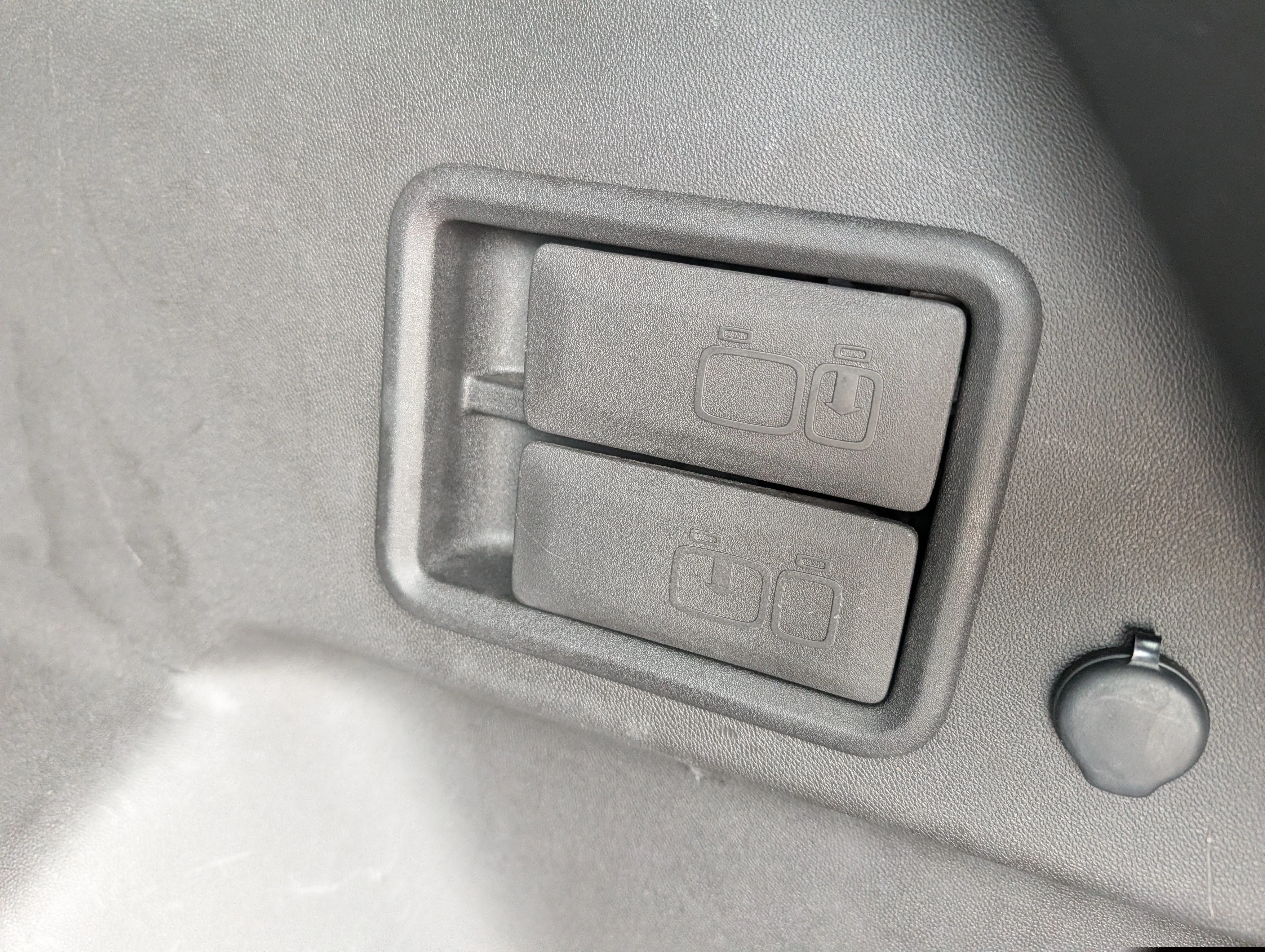 Used 2018 Graphite Gray Metallic GMC SLT image 19