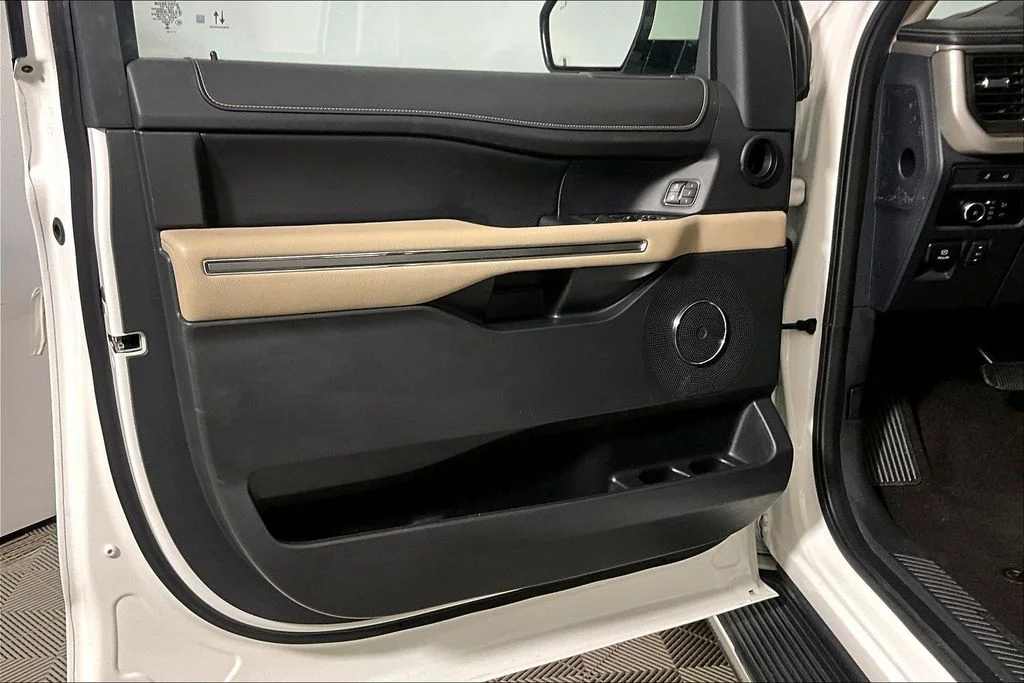 Used 2023 White Metallic Ford XLT image 18
