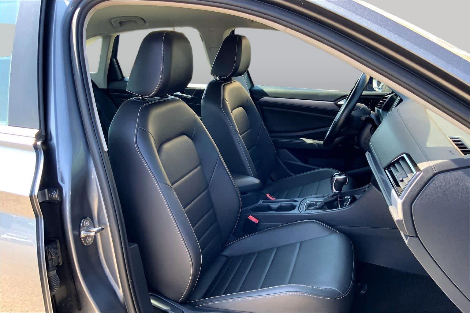 Used 2024 Platinum Gray Metallic Volkswagen SE image 9
