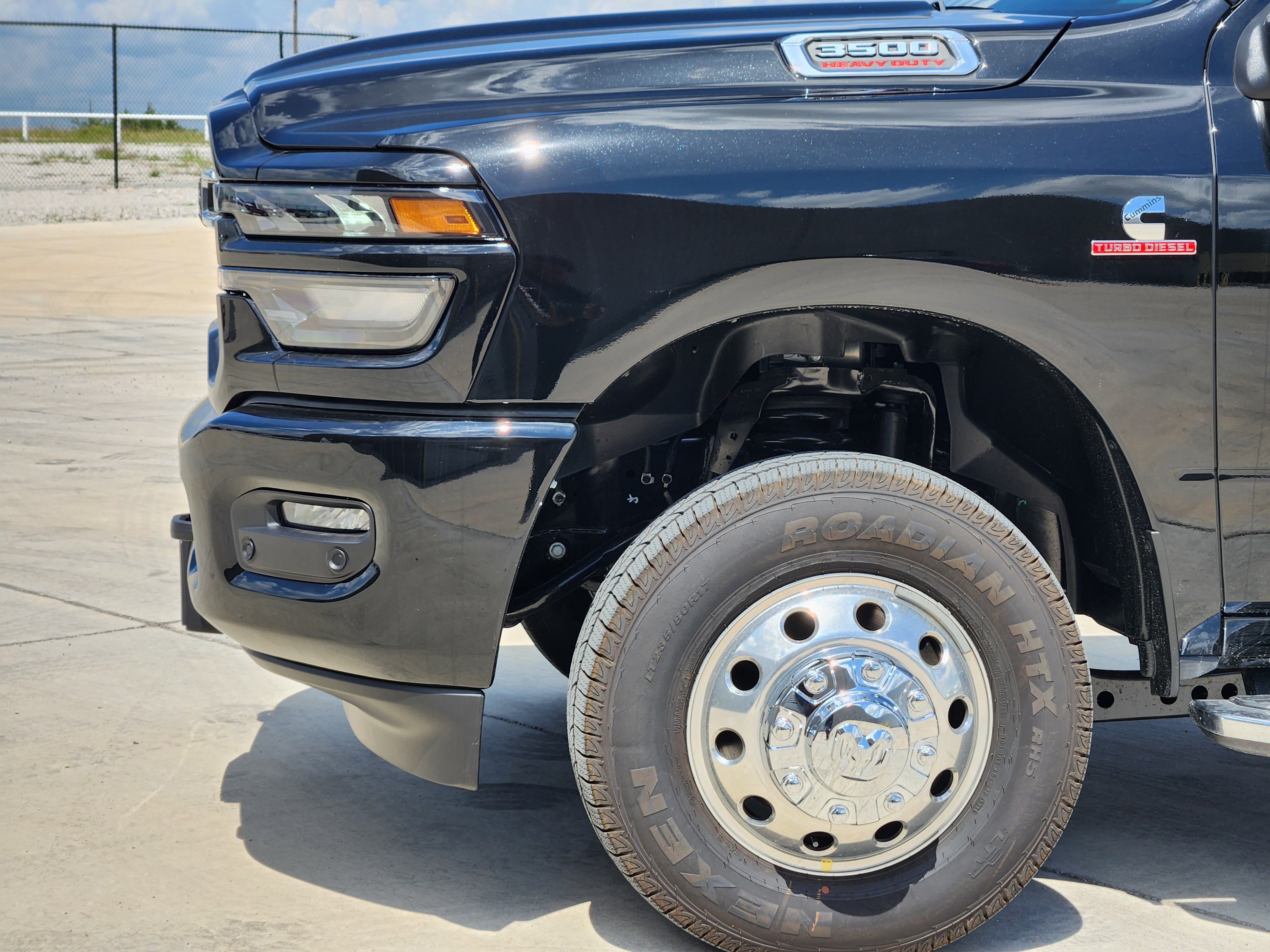 New 2026 Diamond Black Crystal Pearl-Coat Exterior Paint RAM Lone Star image 6