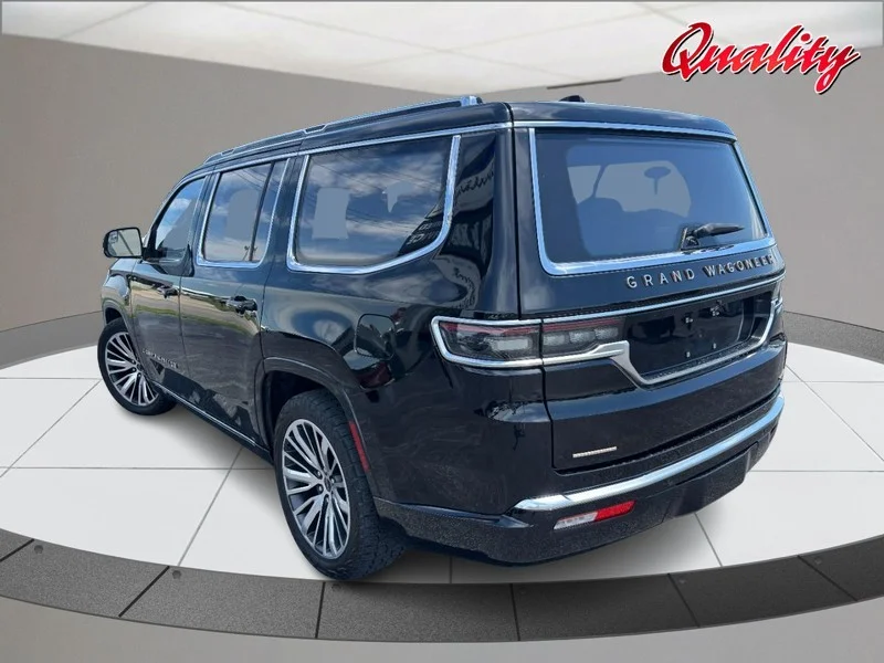 Used 2022 Diamond Black Crystal Pearlcoat Jeep Series III image 5