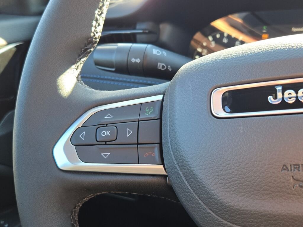New 2026 Bright White Clearcoat Jeep Latitude image 29