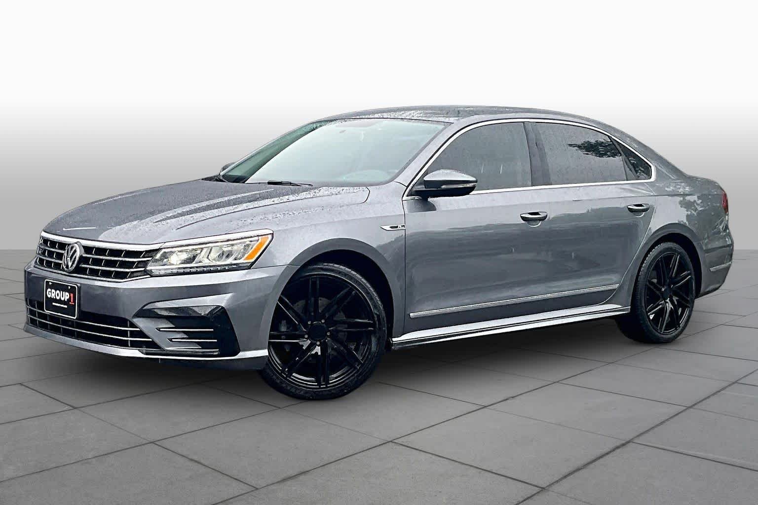 2017 Volkswagen Passat 1.8T R-Line w/ Comfort Pkg. Auto's photo