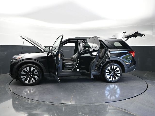 Used 2025 Black Metallic Ford Platinum image 42