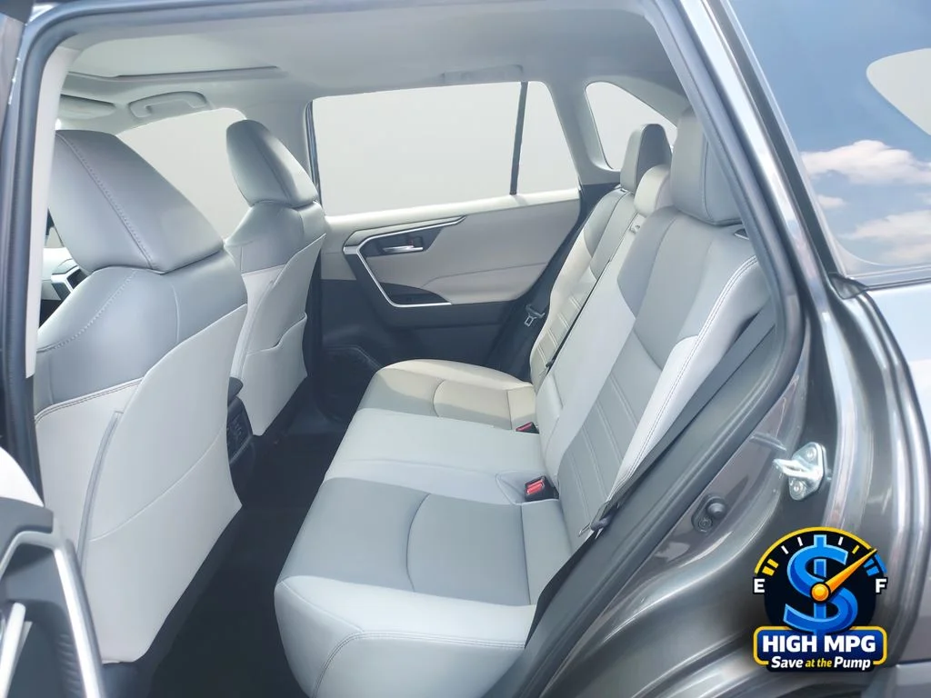 Used 2021 Gray Toyota XLE Premium image 29
