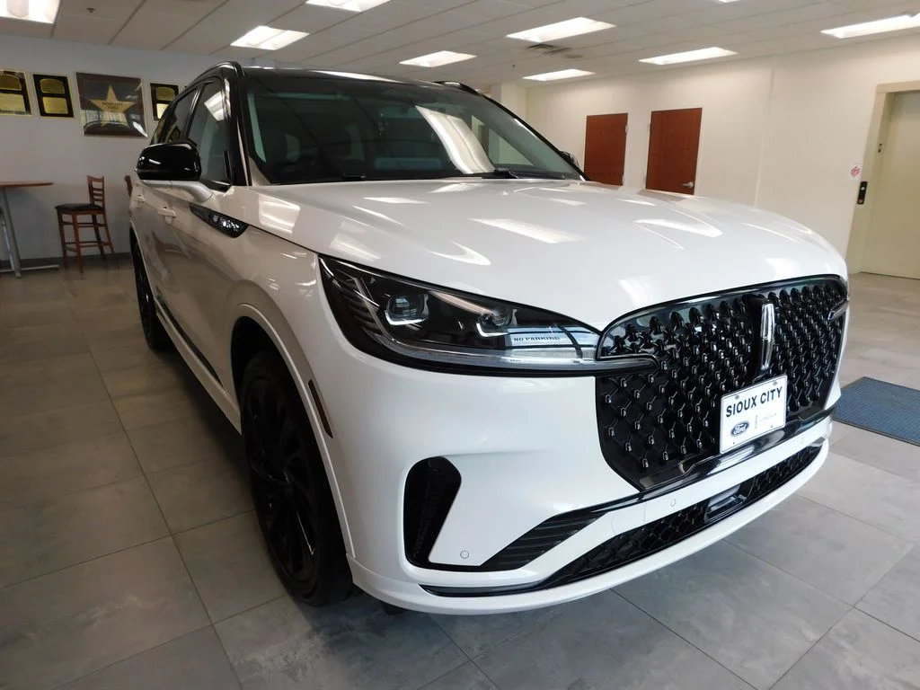 Used 2025 Pristine White Lincoln Reserve image 3